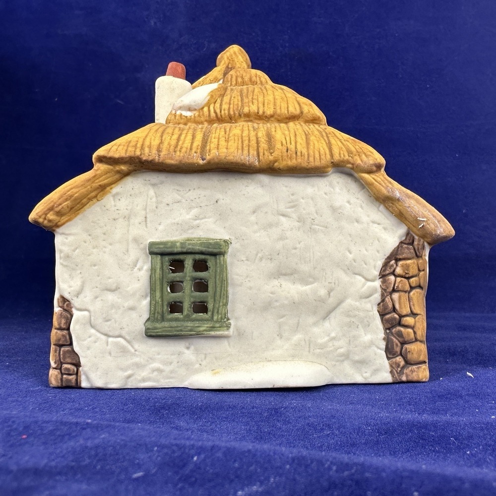 Dept 56 "Bob Cratchit And Tiny Tim Cottage "  A Christmas Carol Retired 1986 - Picture 5 of 8